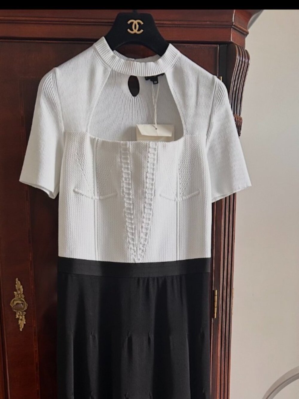 BNWT CHANEL 2025 Spring/Summer Pre-Collection Dress White top Black Bottom 38